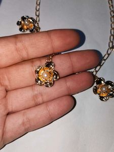 Gold Tone Flower Charm Necklace anti tanish