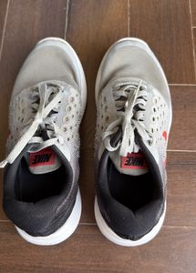 Nike sports shoes uk4