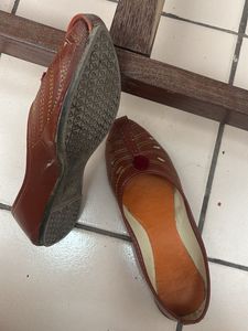 Embroidered Brown Juttis