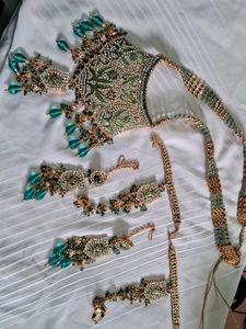 Exquisite Emerald & Gold Necklace Set