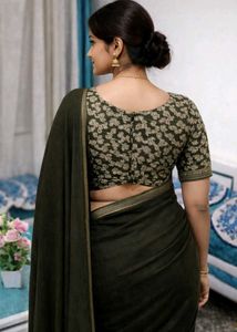 💚Elegant Dark Green Saree with Contrast Blouse💚