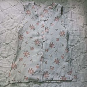 Floral Print Sleeveless Blouse.