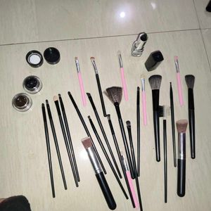 Professional Makeup Brush Set with brown gel eyeli