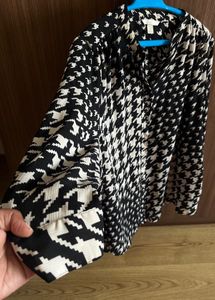Chic Black &amp; White Houndstooth Top