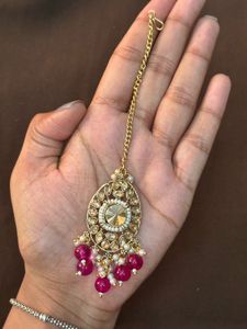 Elegant Gold Maang Tikka with Fuchsia Beads