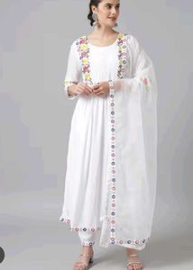 meeranshi Elegant White Kurta Set with Floral Embr