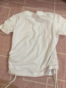 Cute white t-shirt with charm details