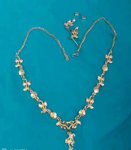 Very pretty Necklace chain with earrings .......