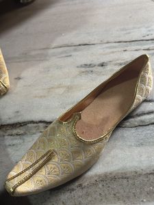 Elegant Gold Brocade Juttis