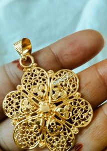 Exquisite Gold-Tone Floral Pendant