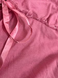 pink lace trimmed top🎀