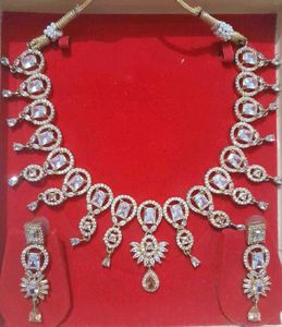 SALE🎊🎊🎊Elegant AD Necklace and Earring Set