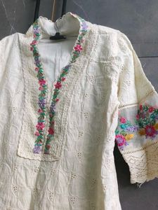 Elegant White Kurta with Floral Embroidery