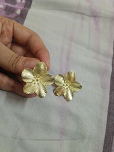 Gold Tone Flower Earrings