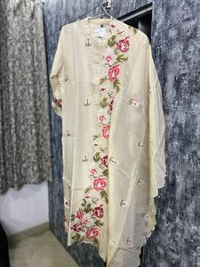 Elegant Cream Kurta Set with Floral Embroidery