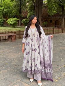 Elegant White &amp; Purple Floral Print kurta Set