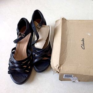 CLARKS BLACK SOILD LEATHER Wedges