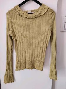 Chic Knitted Top with Ruffled Neckline