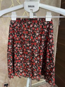 Short Skirt// NEVER USED