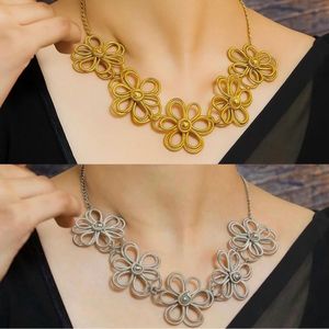🌷Super Stylish Floral Neckpiece🌷