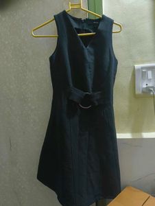Chic Sleeveless V-Neck Belted Dress