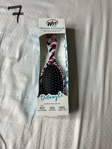 Wet Brush Detangler &amp; Scalp Massager