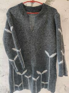Gray Knit Sweater with Tulip Design