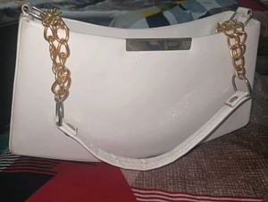 Chic White Shoulder Bag with Gold Chain