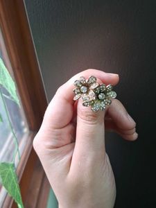 Elegant Floral Ring with Rhinestones