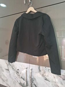Chic Cropped Black Blazer