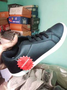 NEW NO USED CASUAL SHOES FOR MEN AND WOMEN.
