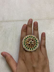 GREEN STONE STATMENT ROUND RING.