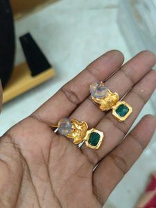 necklace set with green stone