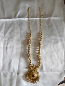 Elegant Gold Necklace with Pearls