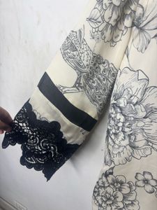 Elegant Floral Print Kurta with Lace Sleeves