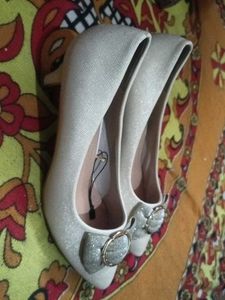 Moodys' Heels with Bow Accent