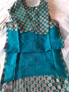green benarasi kurti,  knee length, 3 quarter sleeves, cotton lining, fit to size s, alterable