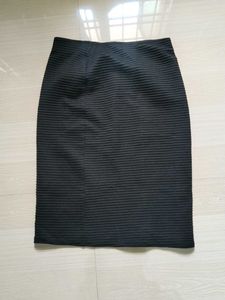 Chic Black Textured Pencil Skirt