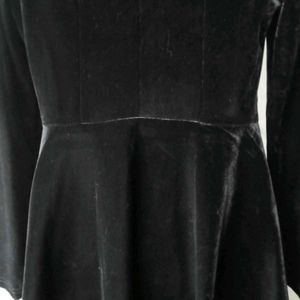 Elegant black velvet long sleeve dress