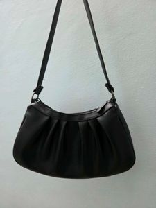 Stylish black pleated shoulder bag.