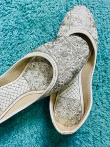 Embroidered Juttis/Mojaris