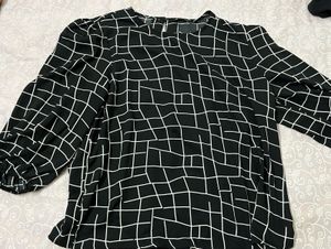 Chic Black &amp; White Geometric Print Top