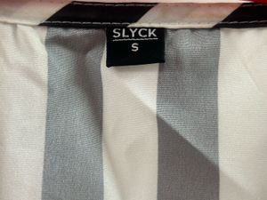 Chic Black &amp; White Striped Button-Up Top