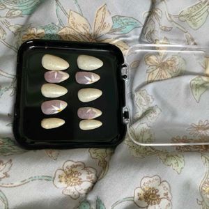 Press on nails