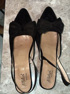 Chic Black Bow Slingback Heels