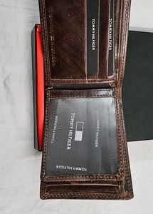 TOMMY HILFIGER METAL LOGO WALLET COFFEE CRUNCH