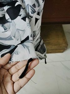242.Monochrome Floral Print scarf