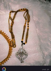 Elegant Gold Necklace and Earring Set with diamond
