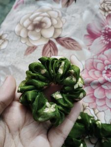 🔥BUT 4 GET 1 FREE🔥Green Floral Scrunchies Set