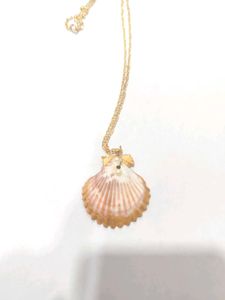 Floral Seashell Pendant Necklace